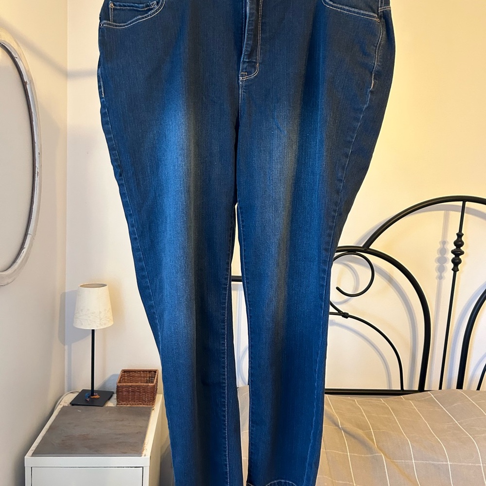 Kensie Plus Straight Leg Jean. Size 20. Like new condition, only worn twice.